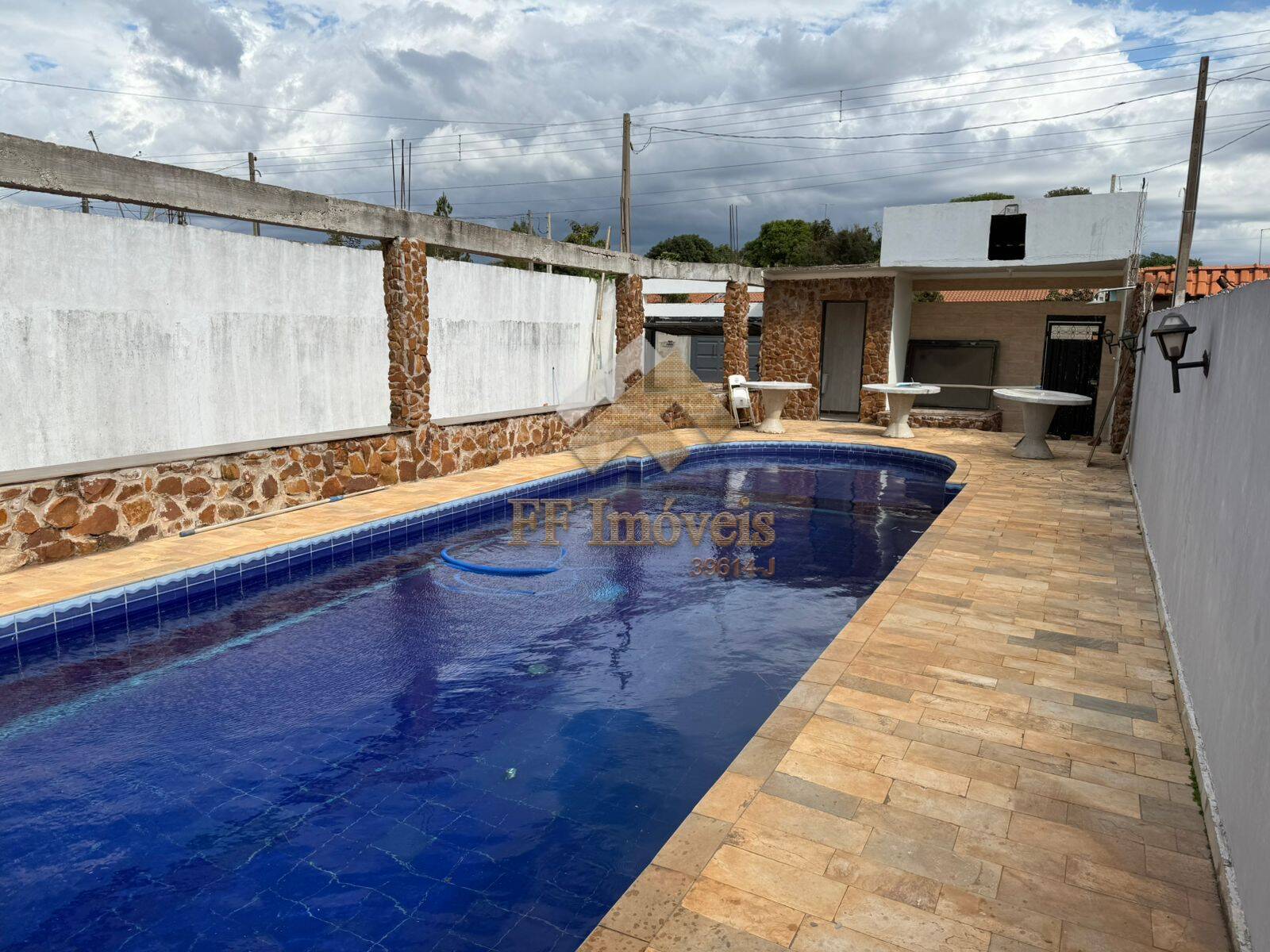 Casa à venda com 1 quarto, 70m² - Foto 1
