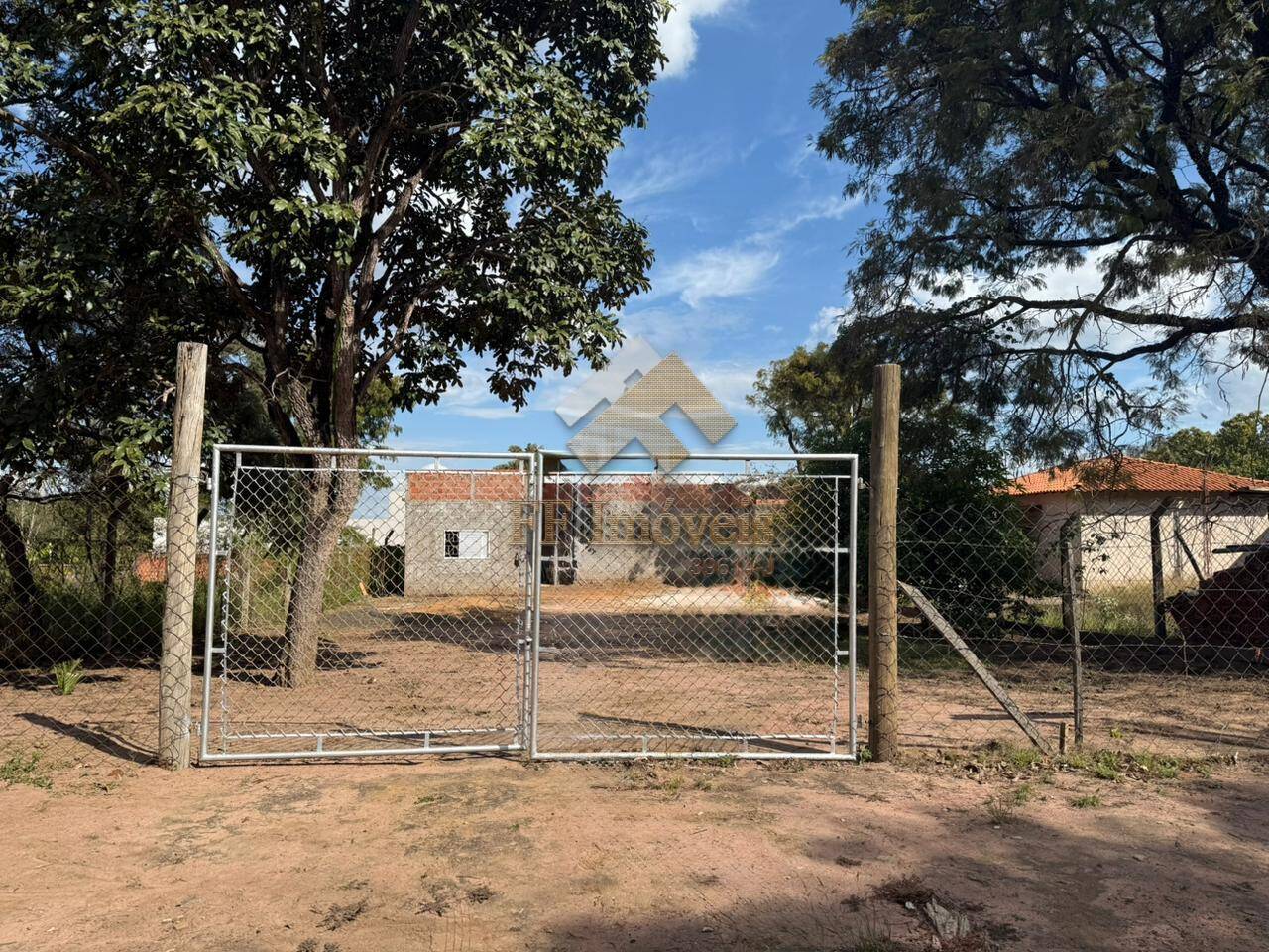 Casa à venda com 3 quartos, 100m² - Foto 1