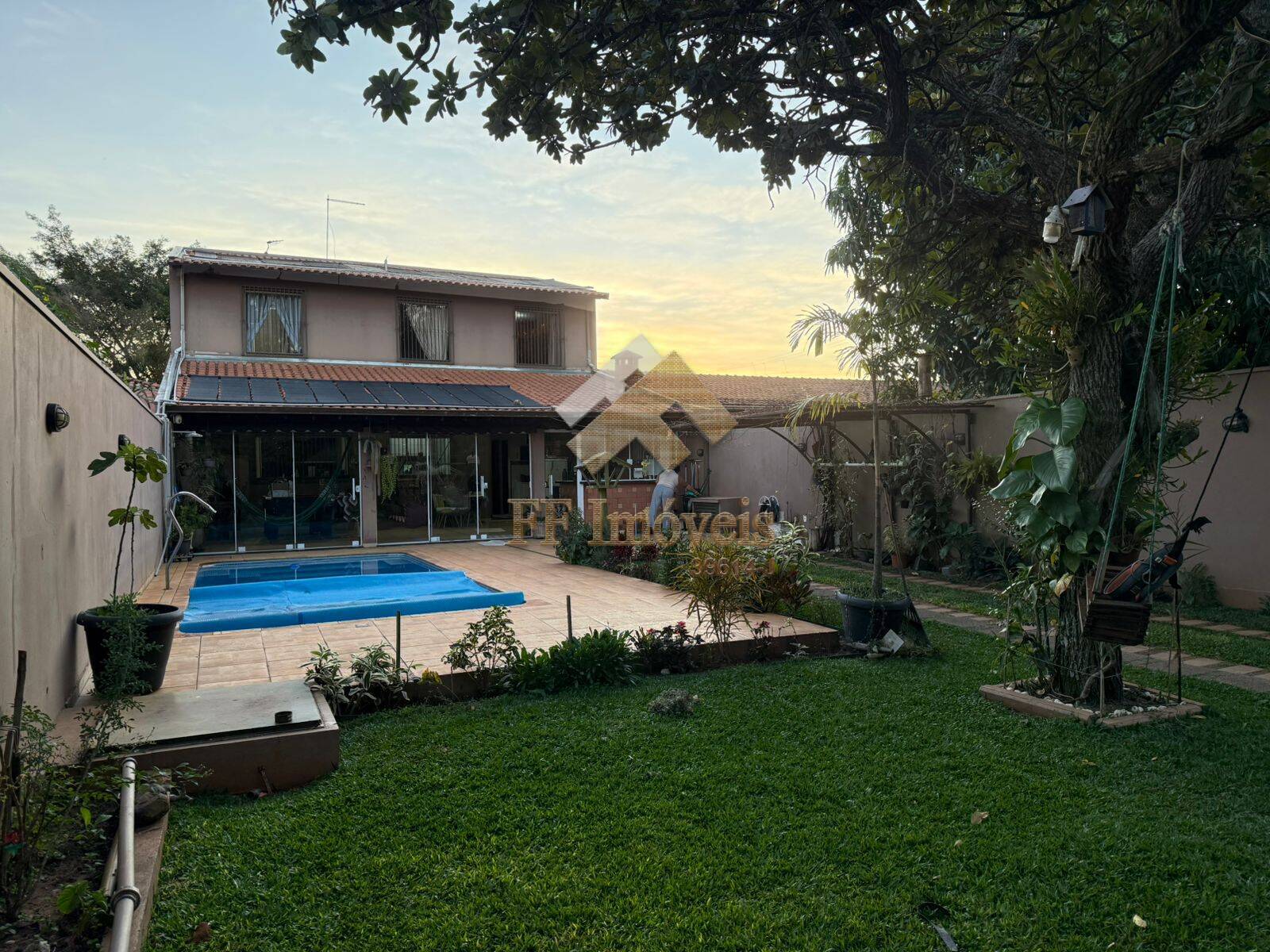 Casa à venda com 4 quartos, 103m² - Foto 2