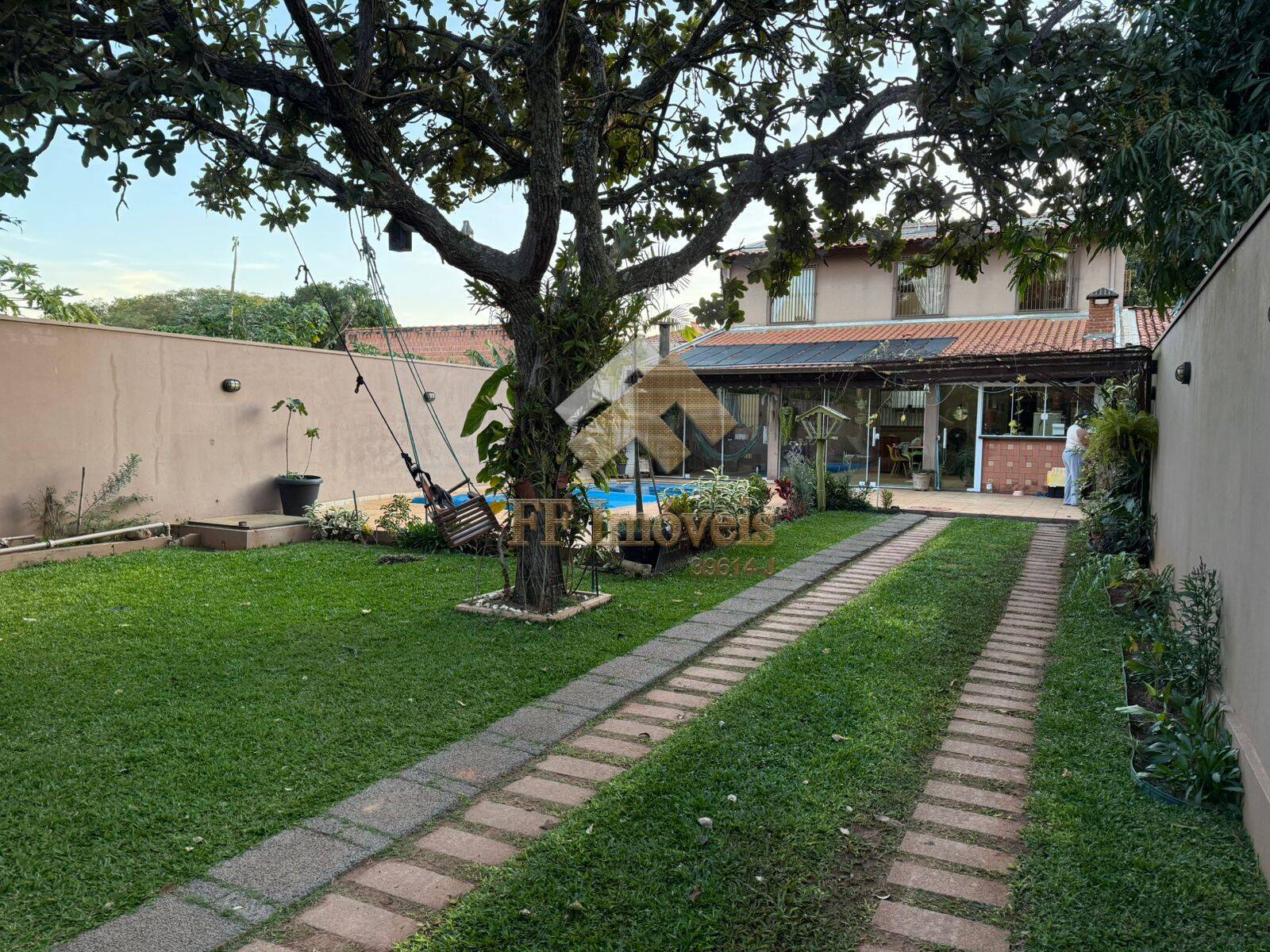 Casa à venda com 4 quartos, 103m² - Foto 1