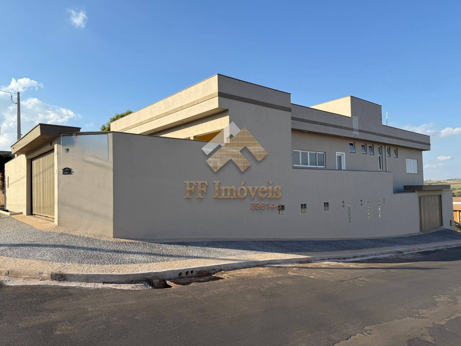Casa à venda com 3 quartos, 320m² - Foto 1