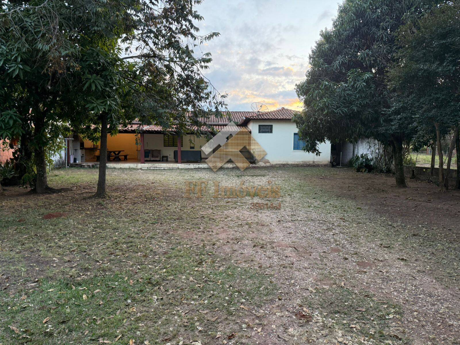 Casa à venda com 2 quartos, 100m² - Foto 1