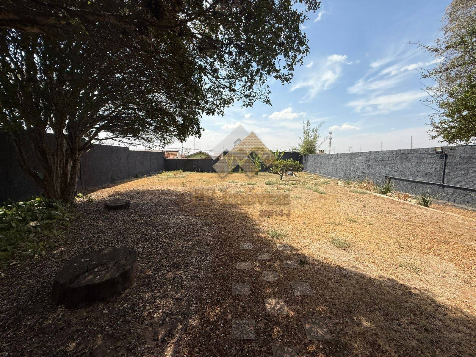 Casa à venda com 4 quartos, 166m² - Foto 2
